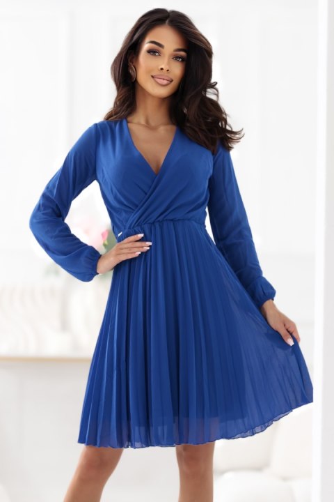 313-18 ISABELLE Elegancka plisowana sukienka z dekoltem i długim rękawkiem - chabrowa 313-18 ISABELLE Elegancka plisowana sukienka z dekoltem i długim rękawkiem - chabrowa