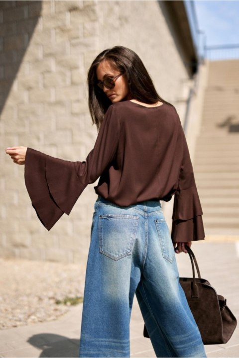 Bluzka Model Camila CBR BLU0218 Dark Brown - Roco Fashion Roco Fashion Bluzka Model Camila CBR BLU0218 Dark Brown - Roco Fashion Roco Fashion