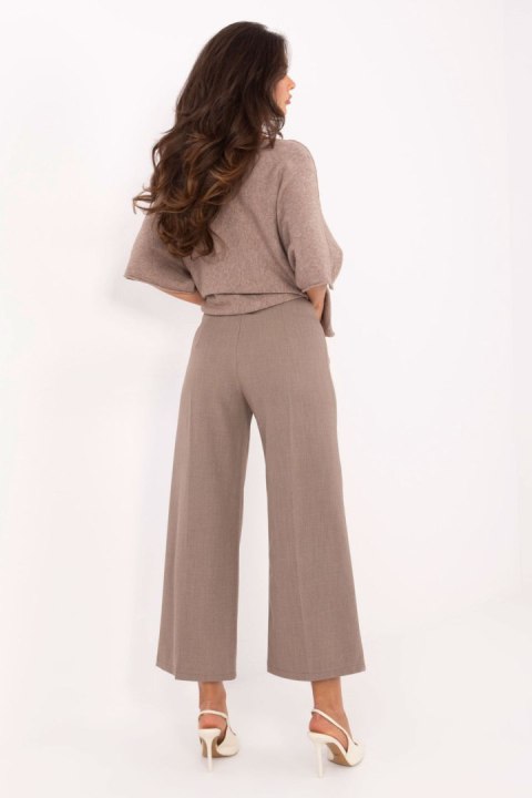 Spodnie Damskie Model IT-SP-FL9068.96 Dark Beige - Rue Paris Rue Paris Spodnie Damskie Model IT-SP-FL9068.96 Dark Beige - Rue Paris Rue Paris
