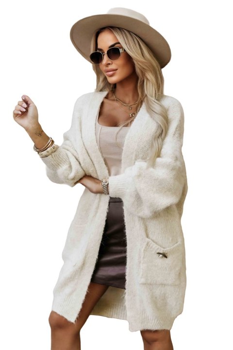 628-1 Modny kardigan oversize z ozdobną broszką i praktycznymi kieszeniami - beżowy 628-1 Modny kardigan oversize z ozdobną broszką i praktycznymi kieszeniami - beżowy