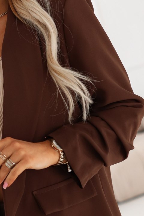 588-3 Damska klasyczna marynarka z drapowanymi rękawkami - czekoladowa