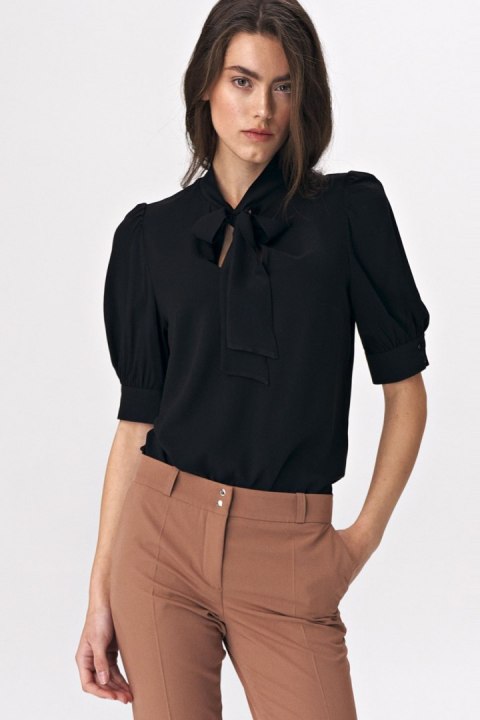 Elegancka czarna bluzka z wiązaniem na dekolcie B107 Black - Nife Nife Elegancka czarna bluzka z wiązaniem na dekolcie B107 Black - Nife Nife