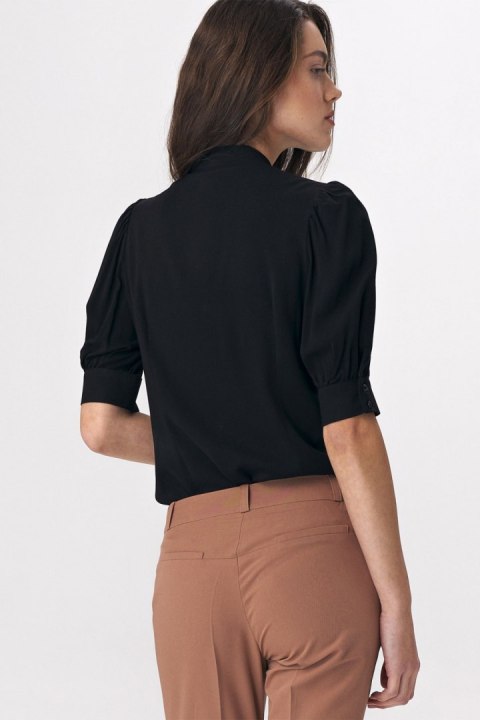 Elegancka czarna bluzka z wiązaniem na dekolcie B107 Black - Nife Nife Elegancka czarna bluzka z wiązaniem na dekolcie B107 Black - Nife Nife