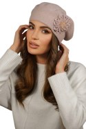 Wełniany Beret Damski Zimowy Z Kwiatem Kolor Różowy - Peonia - Kamea Kamea Wełniany Beret Damski Zimowy Z Kwiatem Kolor Różowy - Peonia - Kamea Kamea