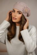 Wełniany Beret Damski Zimowy Z Kwiatem Kolor Różowy - Peonia - Kamea Kamea Wełniany Beret Damski Zimowy Z Kwiatem Kolor Różowy - Peonia - Kamea Kamea