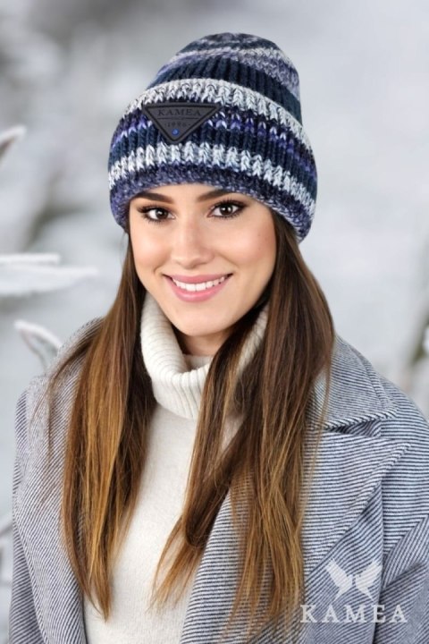 MUSCARI zimowa czapka damska w paski z cekinami kolor jeans - Kamea Kamea MUSCARI zimowa czapka damska w paski z cekinami kolor jeans - Kamea Kamea