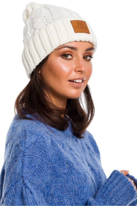 Czapka Damska Model BK043 Ecru - BE Knit BE Knit Czapka Damska Model BK043 Ecru - BE Knit BE Knit
