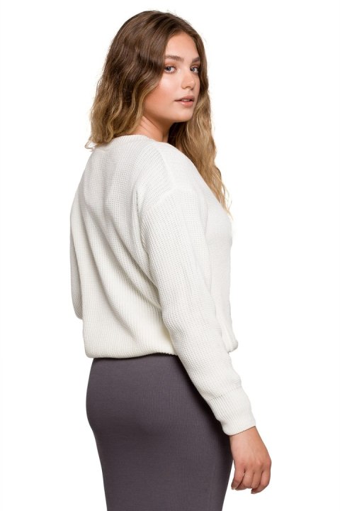 Sweter Damski Model BK075 Ecru - BE Knit BE Knit Sweter Damski Model BK075 Ecru - BE Knit BE Knit