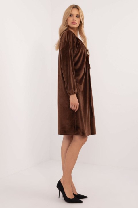 Sukienka Model DHJ-SK-19890.86P Brown - Italy Moda Italy Moda Sukienka Model DHJ-SK-19890.86P Brown - Italy Moda Italy Moda