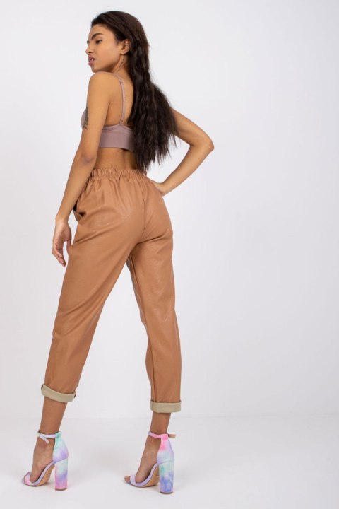Spodnie Damskie Model DHJ-SP-5058.35P Camel - Italy Moda Italy Moda Spodnie Damskie Model DHJ-SP-5058.35P Camel - Italy Moda Italy Moda