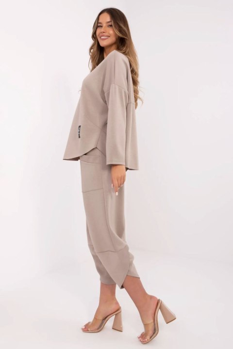 Spodnie Komplet Model MI-KMPL-M56491.09 Dark Beige - Italy Moda Italy Moda Spodnie Komplet Model MI-KMPL-M56491.09 Dark Beige - Italy Moda Italy Moda
