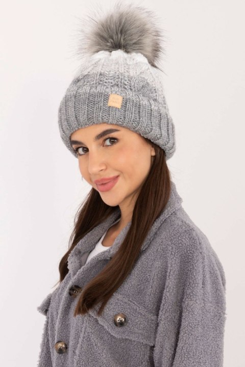 Czapka Model JK-CZ-52.31 Grey - Rue Paris Rue Paris Czapka Model JK-CZ-52.31 Grey - Rue Paris Rue Paris