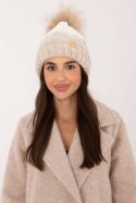 Czapka Model JK-CZ-52.31 Beige - Rue Paris Rue Paris Czapka Model JK-CZ-52.31 Beige - Rue Paris Rue Paris