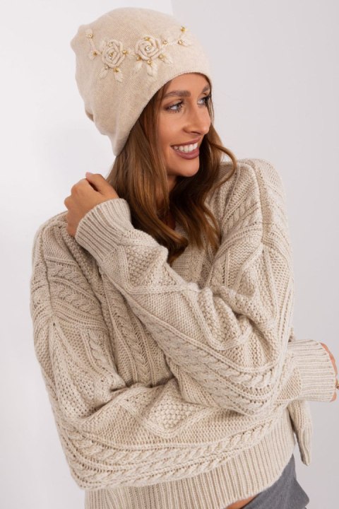 Czapka Model AT-CZ-2329.79 Beige - AT AT Czapka Model AT-CZ-2329.79 Beige - AT AT