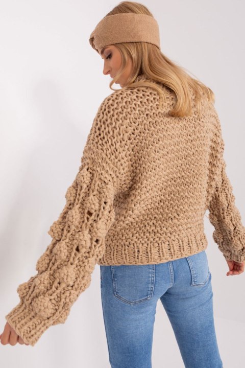 Sweter Damski Model AT-SW-2382.97P Beige - AT AT Sweter Damski Model AT-SW-2382.97P Beige - AT AT
