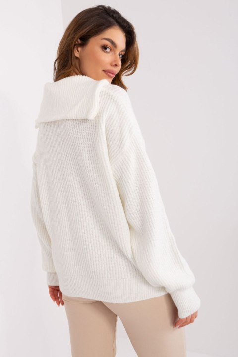 Golf Damski Model BA-SW-0374.35P Ecru - Badu Badu Golf Damski Model BA-SW-0374.35P Ecru - Badu Badu