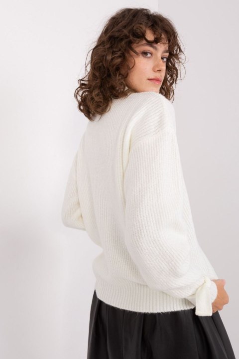 Sweter Damski Model BA-SW-0305.03P Ecru - Badu Badu Sweter Damski Model BA-SW-0305.03P Ecru - Badu Badu