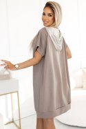 591-1 Sukienka kangurka z kapturem i metalicznymi detalami - Mocha Mousse | Numoco Basic 591-1 Sukienka kangurka z kapturem i metalicznymi detalami - Mocha Mousse | Numoco Basic
