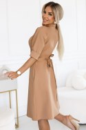 Sukienka Model Sandy 286-8 Mocha Mousse - Numoco Numoco Sukienka Model Sandy 286-8 Mocha Mousse - Numoco Numoco