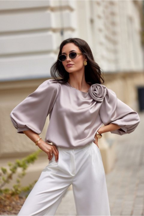 Bluzka Model Giana BEJ BLU0178 Light Beige - Roco Fashion Roco Fashion Bluzka Model Giana BEJ BLU0178 Light Beige - Roco Fashion Roco Fashion