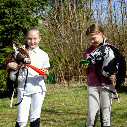 Hobby Horse Skippi - Gniado - srokaty - duży koń na kiju - A3 - z kantarem Hobby Horse Skippi - Gniado - srokaty - duży koń na kiju - A3 - z kantarem
