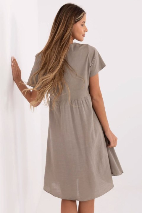 Sukienka Model MO-SK-1005.67 Dark Beige - Italy Moda Italy Moda Sukienka Model MO-SK-1005.67 Dark Beige - Italy Moda Italy Moda